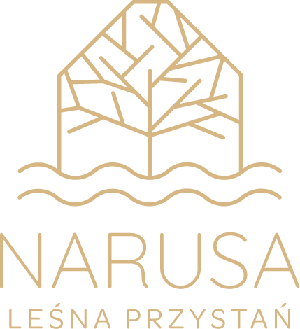 Logo marki Narusa Leśna Przystań składa się elementów symbolizujących cechy ośrodka, a zwłaszcza jego lokalizację w sercu natury.