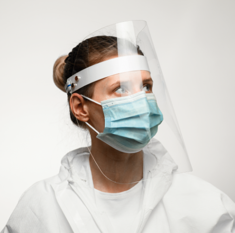 Pielęgniarka w przyłbicy wykonanej przez CVGS w ramach działań CSR podczas pandemii.