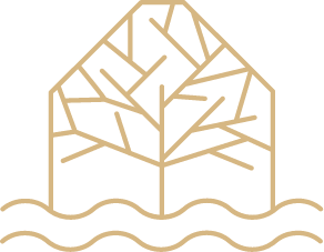 Kompletne logo marki Narusa Leśna Przystań składające się z trzech elementów, z których każdy niesie inne skojarzenia.