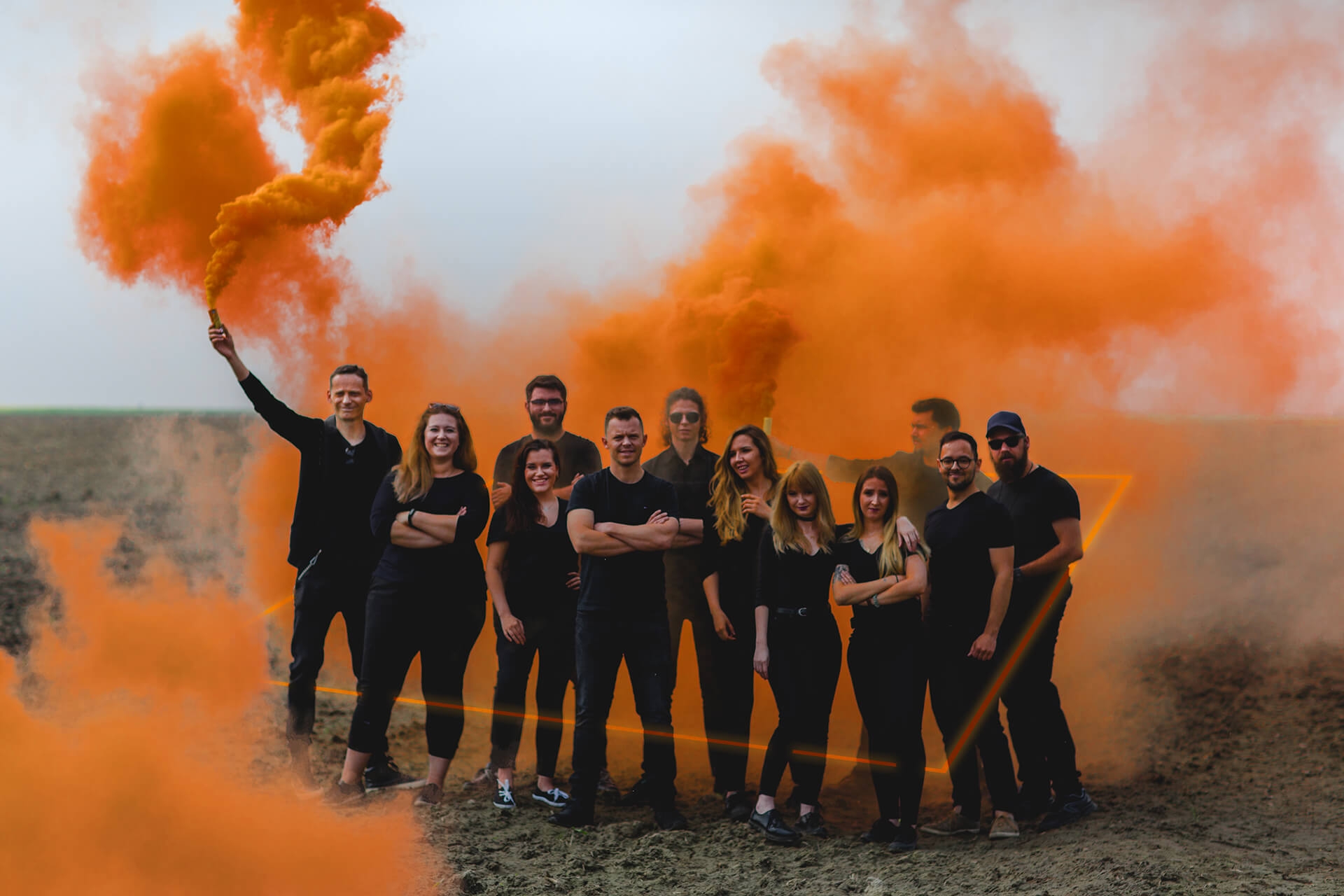 GrupaTAKA Agencja marketingowa z Gliwic w pełnym składzie i w efektownej stylizacji z pomarańczowymi dymami.